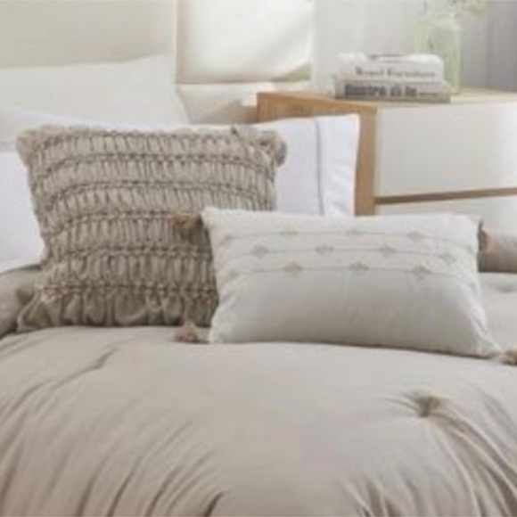 New in Packaging Designer Bella Russo 2 Decorative Pillow Set - Picture 4 of 4